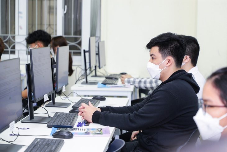 Các suất thi đánh giá năng lực tại Hà Nội gần kín chỗ sau 1 tiếng mở cổng đăng ký ca thi- Ảnh 1. Thí sinh dự thi đánh giá năng lực của Đại học Quốc gia Hà Nội năm 2023 - Ảnh: TTKT