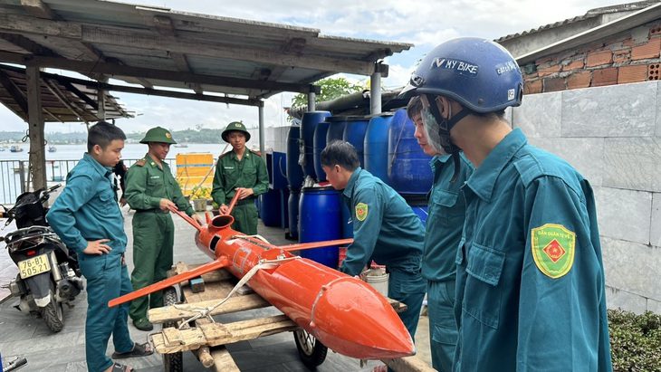 Bộ Quốc phòng: Máy bay không người lái phải được đăng ký tại cơ quan chức năng- Ảnh 1. Thiết bị giống máy bay không người lái được ngư dân vớt ở vùng biển Quảng Ngãi hồi năm 2023 - Ảnh: VĂN TÁNH