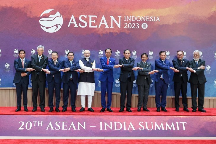 Tổng thư ký Liên Hiệp Quốc Antonio Guterres (thứ 5 từ trái qua) hoan nghênh vai trò hội tụ và cầu nối của ASEAN - Ảnh: TUẤN ANH Tổng thư ký Liên Hiệp Quốc Antonio Guterres (thứ 5 từ trái qua) hoan nghênh vai trò hội tụ và cầu nối của ASEAN - Ảnh: TUẤN ANH