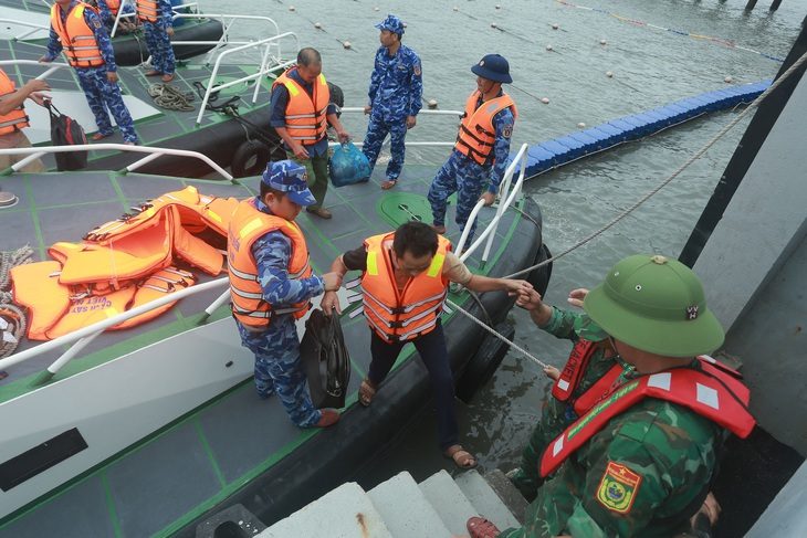 Cảnh sát biển cứu 43 ngư dân mắc kẹt trên biển Quảng Ninh - Ảnh 1. Cảnh sát biển cứu 43 ngư dân mắc kẹt trên biển Quảng Ninh - Ảnh 1.