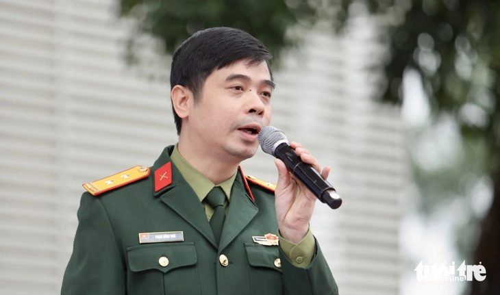 Các trường quân đội xét tuyển học bạ, kết quả thi đánh giá năng lực từ năm 2024- Ảnh 1. Trung tá Phạm Hồng Thái, phó trưởng phòng đào tạo Học viện Khoa học quân sự - Bộ Quốc phòng, chia sẻ tại ngày hội - Ảnh: NGUYỄN KHÁNH