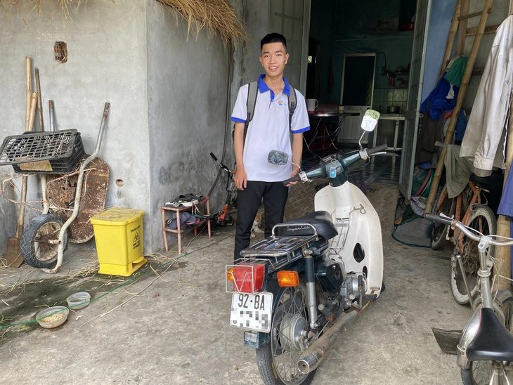 base64-1726113564017314068970 Biết đường gập ghềnh, nhiều tân sinh viên nghèo miền Trung vẫn ước mơ làm bác sĩ - Ảnh 1.