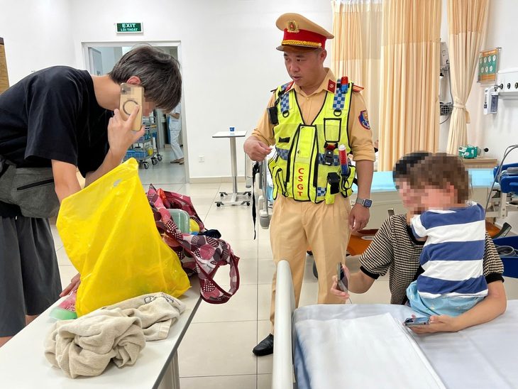 Cảnh sát dùng xe đặc chủng đưa bé trai người Nhật nghi bị ngộ độc đến bệnh viện- Ảnh 1. Cháu bé có dấu hiệu bị ngộ độc sau đó được đưa tới bệnh viện - Ảnh: Công an cung cấp