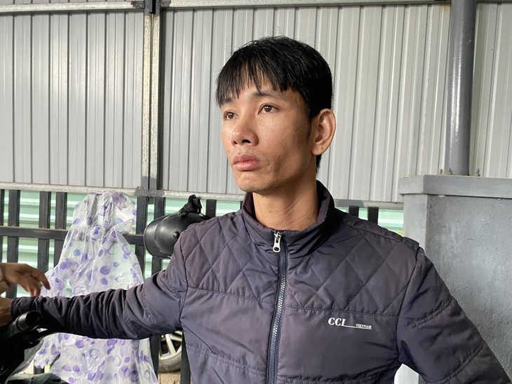 Chìm tàu câu mực, người thất thần vọng ngóng ba, người hạnh phúc khi ba được cứu - Ảnh 1. Anh Đặng Thế Công - con trai ngư dân Tới - hướng mắt về phía biển ngóng chờ tin cha - Ảnh: LÊ TRUNG