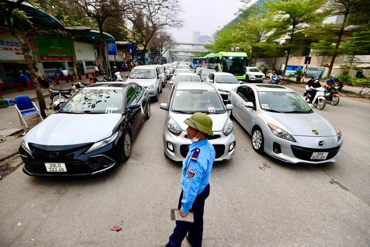 Bộ Nội vụ trả lời việc ký hợp đồng gỡ khó cho nhân sự đăng kiểm - Ảnh 1. Bộ Nội vụ trả lời việc ký hợp đồng gỡ khó cho nhân sự đăng kiểm - Ảnh 1.