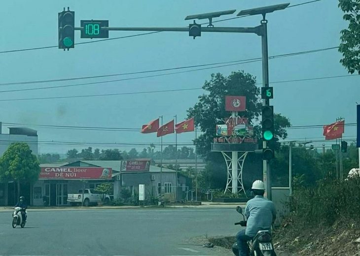 Bị phạt do đèn giao thông nhảy giây 'tùm lum', làm gì để chứng minh không bị lỗi?- Ảnh 1. Hệ thống đèn giao thông bị lỗi, hai bảng hiển thị số giây khác xa nhau, khiến nhiều người dân qua ngã tư quốc lộ 9 và đường tránh tây Đông Hà lo lắng việc bị phạt nguội - Ảnh: V.P.