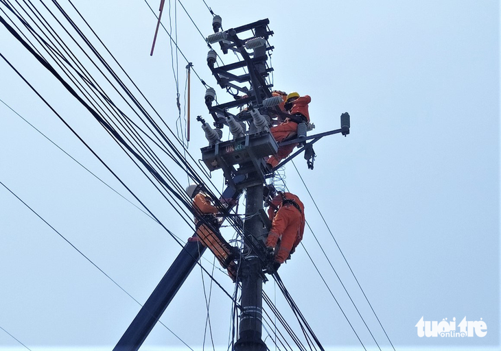 Lúc 11h trưa 6-5, ghi nhận của Tuổi Trẻ Online, tại khu vực TP Hà Tĩnh, nhiệt độ cao cộng với nền nhiệt trên các tuyến đường nhựa tỏa lên rất oi bức. Tại đường Quang Trung nối huyện Lộc Hà với TP Hà Tĩnh, nhiều tốp công nhân của ngành điện lực và các nhà thầu phụ vẫn miệt mài làm việc giữa cái nắng gay gắt để đảm bảo điện - Ảnh: LÊ MINH Bộ Công Thương bảo vệ quan điểm đưa khoản lỗ vào giá điện - Ảnh: LÊ MINH
