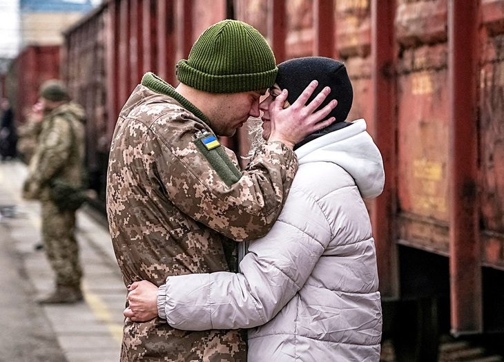 guoi-linh-ukraine-tam-biet-vo-vao-ngay-le-tinh-nhan-14-2-va-tro-lai-chien-truong-sau-ky-nghi-ngan-anh-reuters-read-only-17087353583191151044735-1733108562355148374307 Chiến sự Nga - Ukraine: Hòa bình mà không cần chiến thắng? - Ảnh 1.