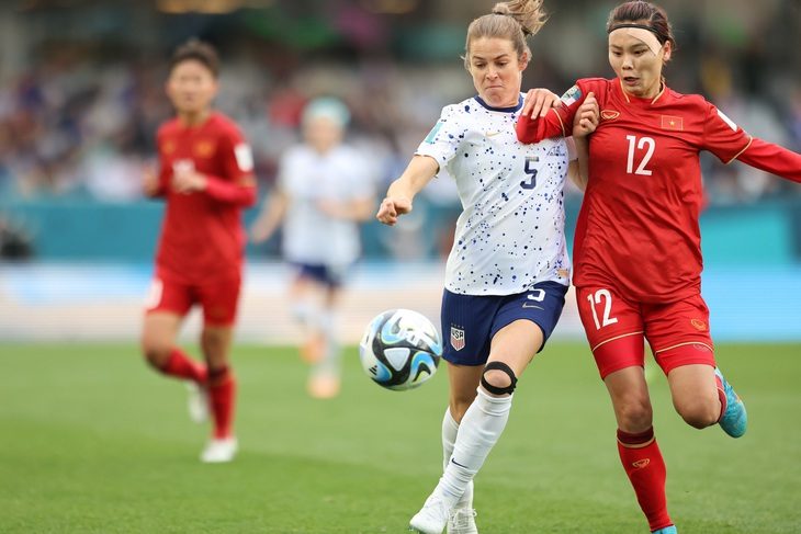 Chơi ấn tượng ở World Cup 2023, tuyển nữ Việt Nam được thưởng 800 triệu đồng - Ảnh 1. Hải Yến (phải) và đội tuyển nữ Việt Nam đã chơi quả cảm trước Mỹ - Ảnh: ĐỨC ĐỒNG
