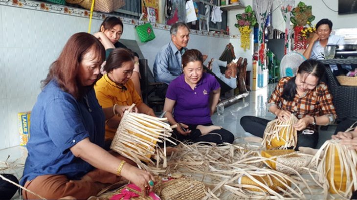 lao-dong-ca-mau-thanh-huyen-2-read-only-1730040622585346737009-17301700588621294059682-1730693416891163919147 Về quê lập nghiệp từ góc nhìn lợi thế so sánh - Ảnh 1.