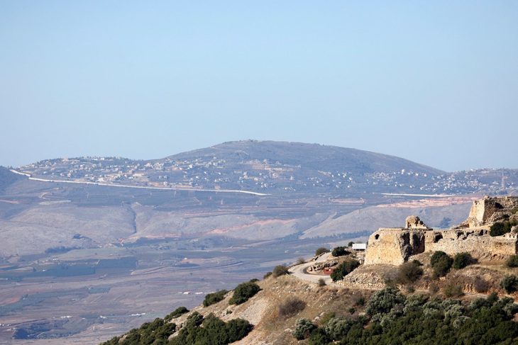 Biên giới Israel - Lebanon hết yên bình, Israel phát hiện 'hoạt động bất thường'- Ảnh 1. Ảnh chụp hôm 29-11 cho thấy lâu đài Nimrod ở cao nguyên Golan (hiện do Israel kiểm soát). Phía sau là các ngôi làng của Lebanon được ngăn cách bởi một bức tường biên giới - Ảnh: AFP