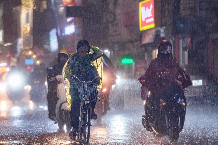 Cảnh báo mưa dông giờ tan tầm ở Hà Nội, đêm nay miền Bắc tiếp tục mưa to- Ảnh 1. Ở khu vực Bắc Bộ và Bắc Trung Bộ sẽ có nơi mưa to trong đêm nay và ngày mai - Ảnh: NAM TRẦN