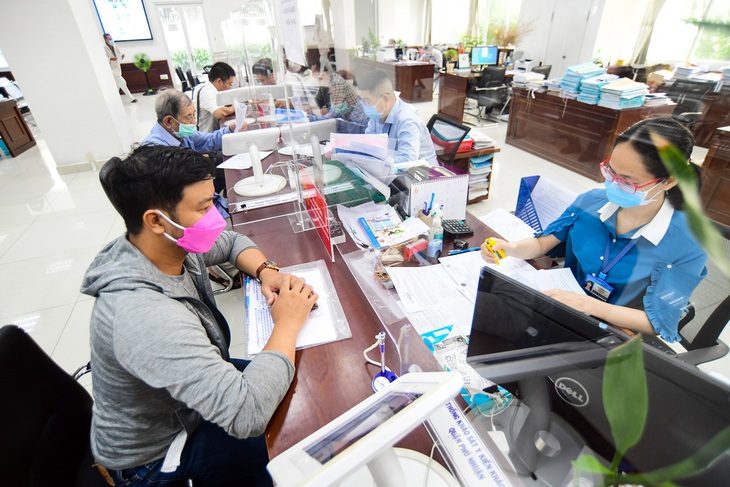 Các huyện, xã nào thuộc diện sáp nhập? - Ảnh 1. Người dân làm thủ tục hành chính tại UBND quận Phú Nhuận, TP.HCM - Ảnh: QUANG ĐỊNH