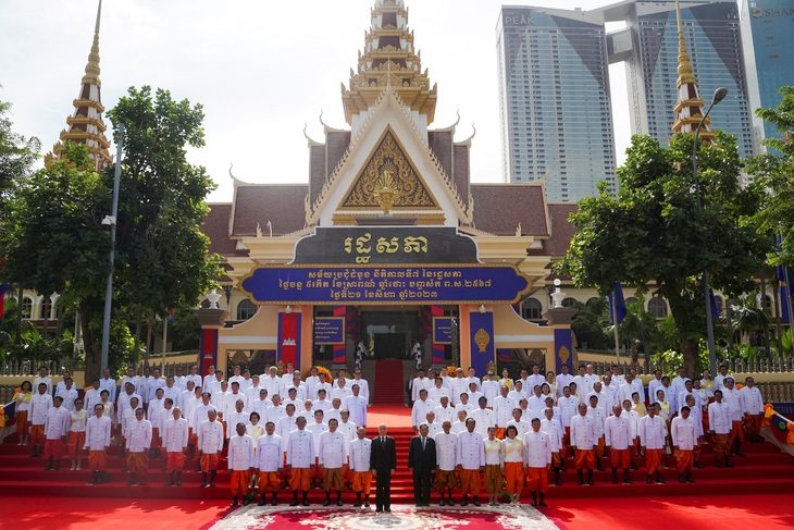 Quốc vương Campuchia Norodom Sihamoni chụp ảnh cùng các thành viên Quốc hội trước kỳ họp đầu tiên của Quốc hội khóa VII ở Phnom Penh, ngày 21-8 - Ảnh: REUTERS Quốc vương Campuchia Norodom Sihamoni chụp ảnh cùng các thành viên Quốc hội trước kỳ họp đầu tiên của Quốc hội khóa VII ở Phnom Penh, ngày 21-8 - Ảnh: REUTERS