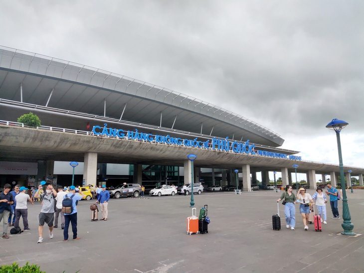 'Thực đơn' nào cho các sân bay miền Tây? - Ảnh 1. Hiện Phú Quốc chỉ còn 26 chuyến bay/ngày, giảm 35% so với trước đây - Ảnh: TUẤN PHÙNG