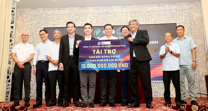 Bóng đá nữ TP.HCM: Làm gì khi có tiền tỉ?- Ảnh 1. Bước ngoặt lớn của bóng đá nữ TP.HCM với số tiền tài trợ 15 tỉ đồng - Ảnh: HOÀNG TUẤN