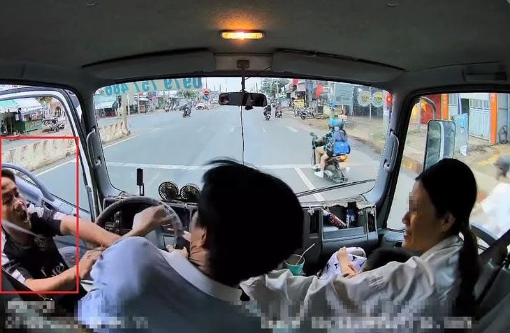 tai-xe-danh-nguoi-1-1734422656943654794518 'Cái sai được làm ngơ góp phần nảy sinh nhiều hành động côn đồ' - Ảnh 1.