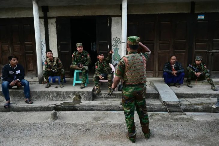 Chính quyền quân sự Myanmar ân xá hơn 9.000 tù nhân- Ảnh 1. Binh sĩ Quân đội giải phóng dân tộc Ta'ang (TNLA) tại miền bắc bang Shan, phía bắc Myanmar hồi tháng 12-2023 - Ảnh: AFP