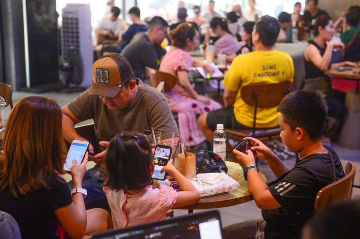 Hầu hết quán cà phê ở Việt Nam đều cung cấp Wi-Fi công cộng miễn phí cho người dùng - Ảnh: QUANG ĐỊNH Hầu hết quán cà phê ở Việt Nam đều cung cấp WiFi công cộng miễn phí cho người dùng - Ảnh: QUANG ĐỊNH